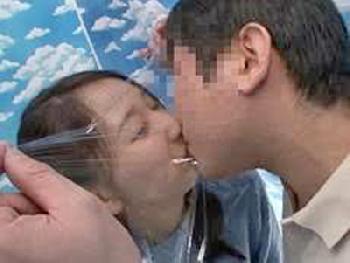 お金欲しさにリアルパパを呼び出してラップ素股→近親パコ素人ナンパ近親相姦のエロ動画