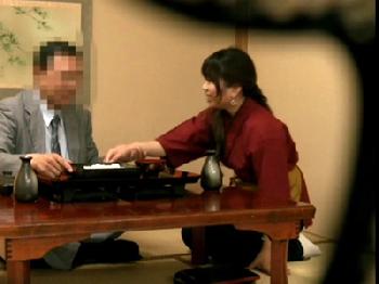 出張先の旅館で仲居におひねり渡して布団に押し倒す素人お姉さん盗撮のエロ動画