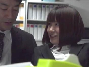 欲求不満なオフィスレディが誰もいなくなったオフィスでオナニー→上司に見つかり社内パコお姉さん痴女OL顔射のエロ動画