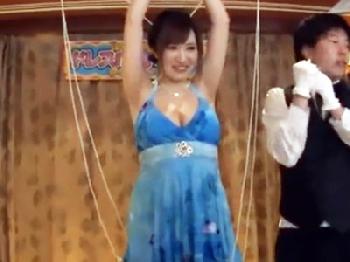 『待ってぇおっぱい丸見え～』不正解でドレスがめくれあがる露出クイズで罰ゲーム即ずぼされるきれいなお姉さん巨乳素人のエロ動画