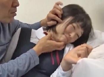 美形少女女子校生の娘が嫌がっているのに強引にハメるパパ美少女近親相姦のエロ動画
