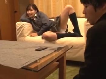 母親がいるのにパンチラ全開で誘惑してくる女子校生→鞄に忍ばせていたアダルトビデオの通りに同級生を抜いてあげる痴女美少女深田え...