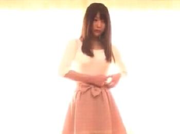 『ちょっと…大丈夫です…』バリバリに緊張してる美形少女→脱いだら巨乳の新人が初イキデビューお姉さんデビュー作のエロ動画