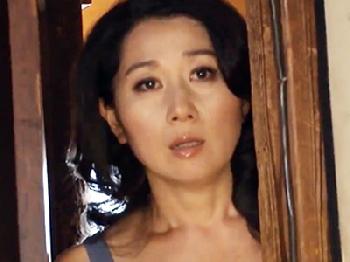 欲求不満のエレガントなマダムがオナニー中の息子を見て我慢できずに近親パコ人妻熟女中出し近親相姦のエロ動画