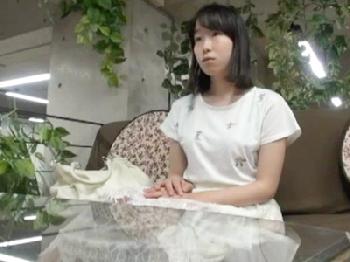 純朴そうな童顔っ娘がお小遣い欲しさにJAV出演→想像以上の激ピスで連続オーガズム！巨乳素人美少女痴女ハメ撮りのエロ動画