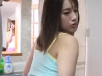 友人のお姉さんに誘われて顔面射精性行為展開不可避W巨乳痴女顔射のエロ動画