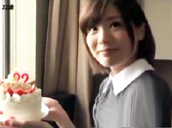 誕生日を迎えた鈴村あいりちゃんにサプライズパコをプレゼント!美少女痴女のエロ動画