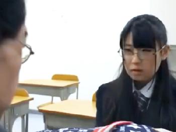 生徒の地味っ娘に目をつけたヘンタイ教師が強引にホテルに連れこんでガチパコ女子校生美少女めがねぶっかけのエロ動画