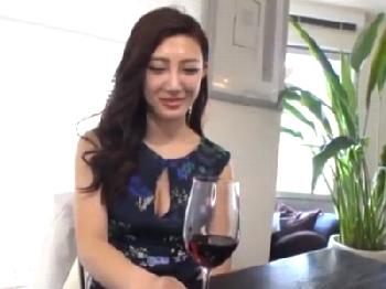 ペニ棒に飢えてる美奥様GET!連続中出しにも満足げに腰振り!巨乳素人人妻ハメ撮りナンパのエロ動画