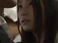 モデル体型のきれいなお姉さんがバス内で痴漢レイプされるもイキまくるW美少女顔射オナニーのエロ動画