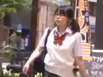 白昼堂々の凶行！抵抗しなさそうな地味めがね女子校生を狙ってバス痴漢中出し性的暴行！素人レイプのエロ動画