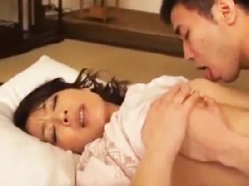 「脱がせて‥!」息子の肉棒にガチ感じする中年女性ママ痴女熟女顔射近親相姦のエロ動画