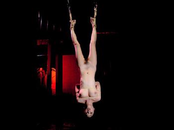 「イチモツ挿れてくだしゃぁい…」自由を奪われ宙に浮くきれいなお姉さんが暴れイキ巨乳三原ほのかのエロ動画