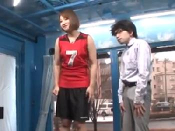 高身長アスリート女子がチビ男をありえない体位で攻める男たまらず中出し射精素人お姉さんナンパフェラのエロ動画