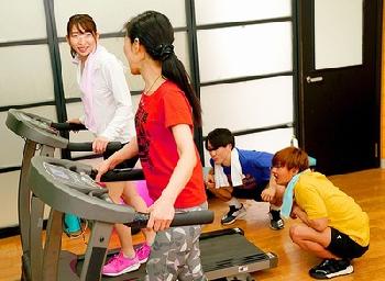 平日のスポーツクラブには欲求不満妻がいっぱい！クソガキたちが少し刺激しただけでびしょ濡れになる淫乱痴女たち巨乳人妻乱交のエロ...