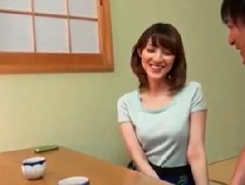 公私ともに充実している姦淫好きな奥さん→姦淫男の要求も全て受け入れて自宅密通人妻のエロ動画