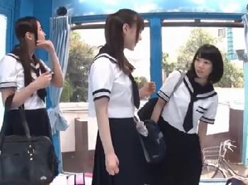 田舎の高校に通う無垢な女子校生たちと初めてのオーガズム乱交！素人美少女ロリのエロ動画