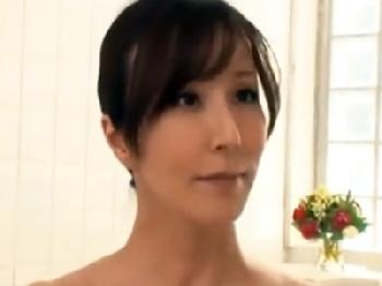 エロい空気を醸し出してる美魔女ソープランド嬢の手コキテクで至福の射精人妻熟女のエロ動画