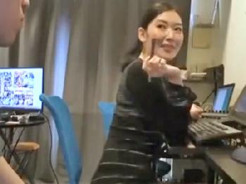 JAVの制作現場で働くスレンダーきれいなお姉さんにたっぷり中出し素人ハメ撮りのエロ動画