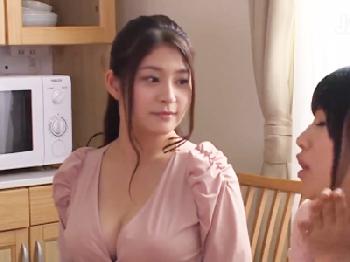 彼女のお姉さんがパイズリ仕掛けてきて陰嚢枯渇!巨乳痴女のエロ動画