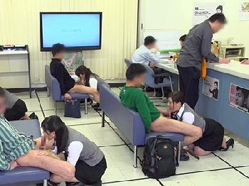 子種をお金と同等に扱って蜜壷の奥深く預金出来る中出し銀行お姉さんOLフェラ小野麻里亜原波瑠原羽瑠羽月希二宮ナナのエロ動画