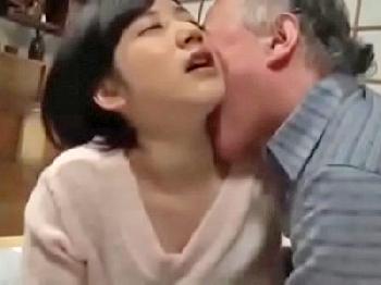 孫娘に歪んだ愛情をぶつけてしまうお爺ちゃん美少女ロリ近親相姦のエロ動画
