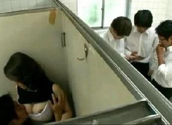 男子生徒の言いなりになってハメ倒される美人教師→その行為はトイレ・職員室でも!?痴女女教師熟女のエロ動画