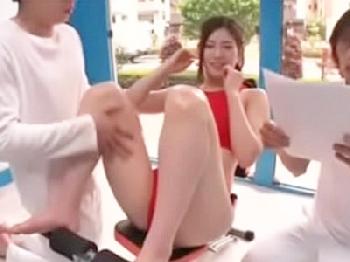 筋肉トレーニング中に男たちに悪戯されるアスリート巨乳素人美少女ナンパのエロ動画