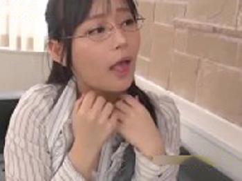 真面目そうに見えるめがね教師がお気に入り生徒と淫乱ファック痴女女教師顔射のエロ動画
