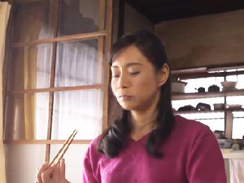 『ダメ‥父さん帰ってくるわよ！』イイ感じの熟れ具合の母を婦女暴行する息子痴女熟女レイプ近親相姦のエロ動画