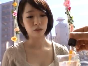 マジックミラー号で媚薬入りのドリンクを飲まされて色情しちゃった素人娘をピスハメお姉さんぶっかけのエロ動画