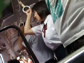 誰にも助けてもらえずにバス内で痴漢に生姦ぶっかけされた巨乳女子校生素人美少女ロリレイプのエロ動画