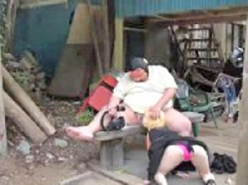 レズビアンビアンのガチコスプレイヤーがどういうわけか豚みたいな男に奉仕素人ハメ撮りのエロ動画