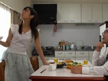 欲求不満な若奥様がエアコン業者の中年おじさんに寝取られて…人妻星奈あいのエロ動画