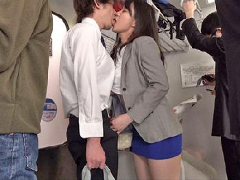 若い男を逆痴漢して弄ぶ真性ド淫乱お姉さん痴女女教師童貞M男パンストフェラ手コキあゆみ莉花のエロ動画