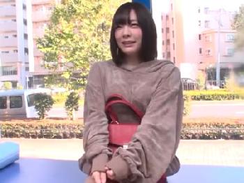 笑顔が可愛い素人美形少女がマジックミラー号でお金の誘惑に負けて顔面射精ハメ展開美少女お姉さん顔射のエロ動画