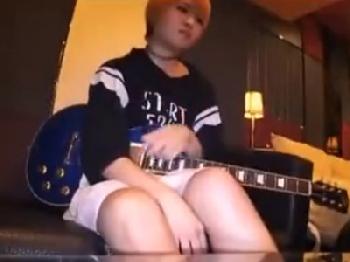 お金欲しさに中出しハメ撮りするイマドキギャル巨乳素人のエロ動画