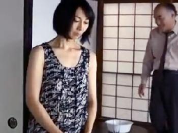 夫の医療費を肩代わりしてくれるキモオヤジの精子処理女と堕ちた清純清楚美人奥様人妻熟女レイプのエロ動画