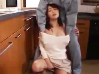 『そんな強くしちゃ…っ！』欲求不満すぎ奥さんが業者の若い陰茎にむしゃぶり付き姦淫交尾巨乳素人人妻のエロ動画