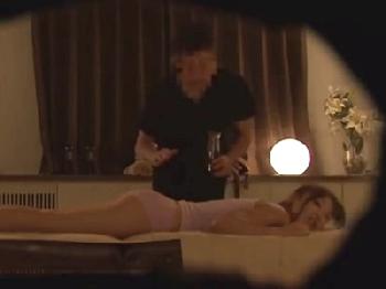 美人マダムがマッサージ師に生姦される一部始終を隠し撮り!素人人妻中出し盗撮のエロ動画