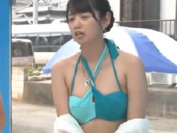 彼女いない歴2年の男友人と中出しセックスしちゃった女子大生素人美少女水着マッサージのエロ動画