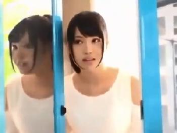 マジックミラー号でオモチャ当てられ欲情→パイ射ハメ展開に焦る素人娘W美少女ナンパのエロ動画