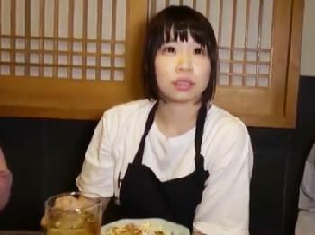 居酒屋で働く美形少女が店内で兄貴と父親と近親3Pファック巨乳美少女顔射近親相姦のエロ動画