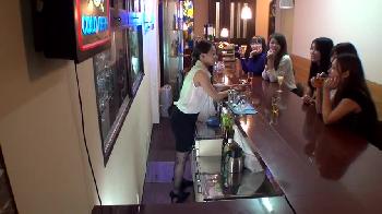 性的欲望旺盛な美人奥様たちが痴女ってくる神スナック店で立ちバックハメ決行お姉さん人妻露出のエロ動画