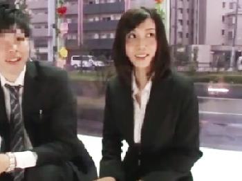 諭吉にテンションが上がった尻軽ヤリマンな奥様OLがマジックミラー号で後輩と中出し密通パコ素人人妻ナンパのエロ動画