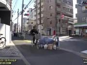 無防備すぎるミニスカート奥さんに業者の男が耐えられず理性を失って襲いかかる！巨乳人妻顔射の無料エロ動画