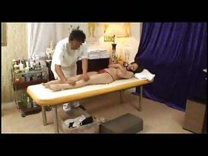我が儘そうなセレブリティ奥さんをエロマッサージして容赦なくペニス挿入する整体師！巨乳素人人妻熟女盗撮の無料エロ動画