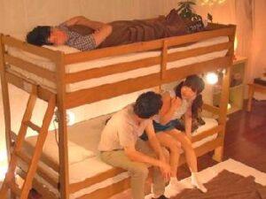 上段に彼氏が寝てるというのに不貞する不届きな彼氏の友人と彼女！巨乳美少女素人の無料エロ動画