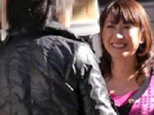 営業を終えた朝方のスナックから出てきたオバちゃんをナンパし援助sEX！巨乳素人熟女の無料エロ動画