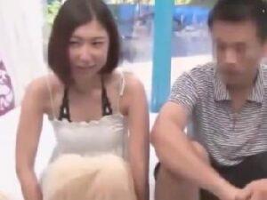 海水浴場でナンパしたカップルの彼女に中出し!巨乳お姉さん素人の無料エロ動画